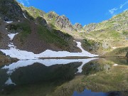 51 Ultime strisciate di neve si specchiano nel Lago di Ponteranica inferiore
